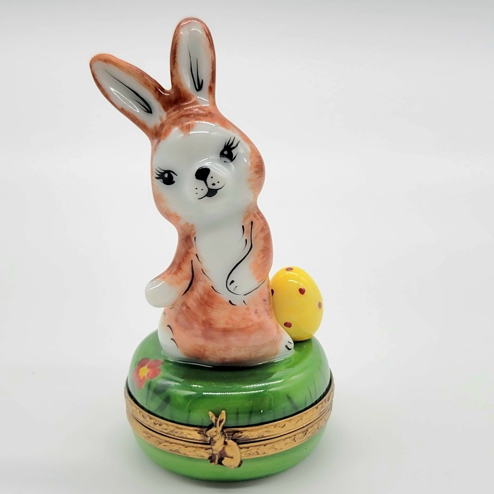 Authentic Limoges Easter Bunny on Egg Hunt Trinket Box, Peint Main w/ Gold Gilt